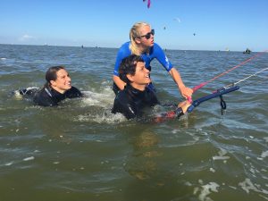 kitesurfen leren in ondiep water bij kitesurfschool kitemobile