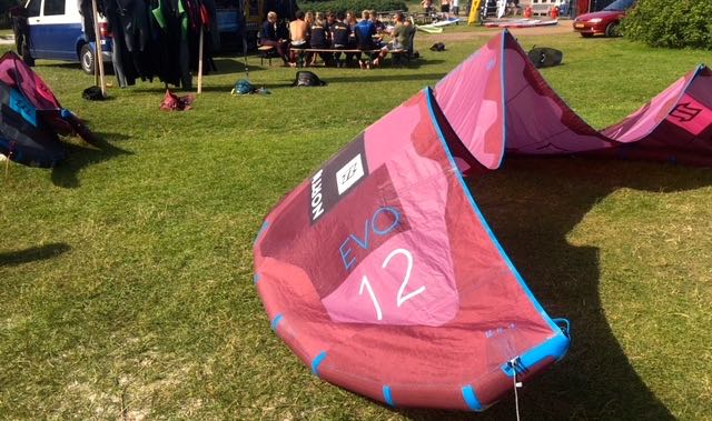 North kitesurf kite ligt op de grond voor de 2e hands verkoop