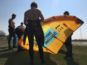 optuigen kitesurf set tijdens een kitesurfles in Workum