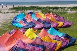 Duotone kitesurf kites liggen op het strand