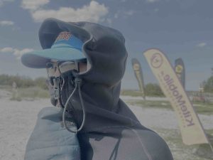 Kitesurfinstructeur bedekt voor zon en kou