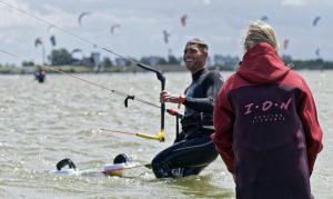 Kitesurfen leren op het strand van Workum in Friesland