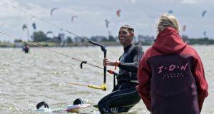 Kitesurfen leren op het strand van Workum in Friesland